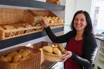 Meerane hat wieder einen Tante-Emma-Laden: Warum die Inhaberin das Hamsterrad gegen eine Herzensangelegenheit tauscht - Doreen Noeldner (46) hat das Geschäft „Der kleine Laden“ in Meerane eröffnet. Zum Sortiment gehören auch Backwaren.