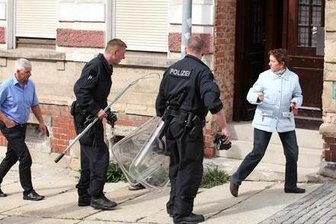 Meerane: Herrchen tot - Hund betäubt - Ein Tierarzt hat am Dienstag in Meerane einen Hund betäuben müssen.