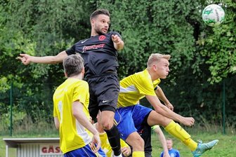 Meerane im Derby obenauf - Maximilian Elschner vom Meeraner SV (schwarzes Trikot) gewinnt das Kopfballduell gegen den Mülsener Kapitän Jonas Schebitz (rechts). In den entscheidenden Situationen hatte der MSV die Nase vorn. 
