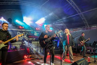 Meerane in Feierlaune: Band Rock-Ambulance und Vollmershainer Schalmeien kommen zu Geburtstagspartys - Die Band Rock-Ambulance gratuliert am Samstag zum Schuljubiläum auf dem Hof des Gymnasiums.