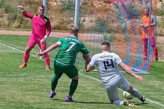 Meerane kämpft sich zum Klassenerhalt - Der Meeraner Anton Schnabel (weißes Trikot) setzt sich in dieser Szene gegen Schönfels Kapitän Steven Weidenmüller durch. 