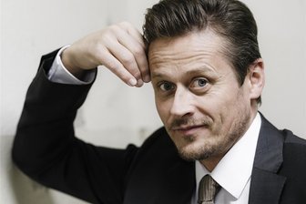 Meerane: Lesung mit Musik feiert das Grundgesetz - Der Schauspieler Roman Knižka gastiert am Donnerstag in der Stadthalle Meerane.