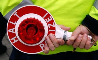 Meerane: Mazda prallt gegen Hauswand - Eine 60-jährige Autofahrerin ist am Dienstagvormittag mit ihrem Mazda in Meerane gegen eine Hauswand geprallt.
