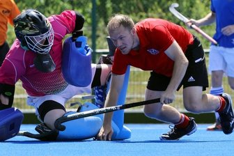 Meerane muss künftig eine Liga tiefer antreten - Dirk Lange (rotes Trikot) vom SV Motor Meerane gab alles gegen Jena. Trotz zweimaliger Führung verlor Meerane aber 2:3.