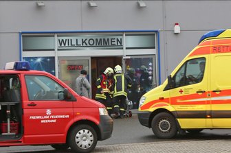 Meerane: Nebelmaschine sorgt für Feuerwehreinsatz - Einsatzkräfte der Feuerwehr und des Rettungsdienstes wurden am Mittwoch zu einer Meeraner Spielhalle gerufen.