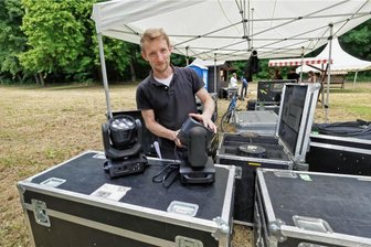 Meerane: Parkfest-Macher haben einige Überraschungen in petto - Cheforganisator Marcus Richter, der ansonsten für die ortsansässige Stadthalle verantwortlich ist, kümmert sich auch um die Bühnentechnik, die bereits am Mittwoch angeliefert wurde.