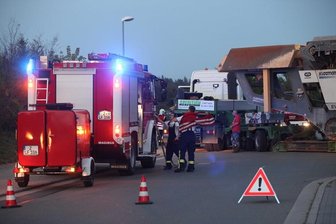 Meerane: Schwertransport reißt sich Hydraulikleitung ab und blockiert Straße - Der Schwertransport blockierte mehr als drei Stunden die Straße Richtung Seiferitzer Kreisverkehr.