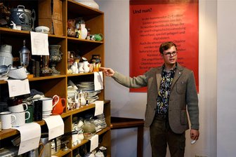Meerane: Sonderausstellung „Raus aus dem Museum – Warum sich Dinge verändern“ im Alten Rathaus am Markt geht zu Ende - Alexander Fischer, Sachgebietsleiter Kultur, in der Sonderausstellung im Alten Rathaus von Meerane.