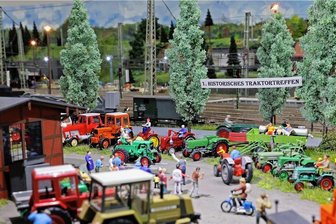 Meerane statt Hamburg: Kleiner Verein punktet mit Besonderheit - Ein neuer Hingucker auf der Clubanlage: Der Modelleisenbahnclub zeigt ein "Historisches Traktorentreffen" mit rund 30 Oldtimern.