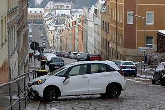 Meerane: Steile Wand verwandelt sich zur Eispiste - Im oberen Bereich der Straße kam es zu zwei Unfällen.