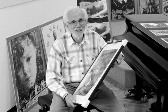 Meerane trauert um Roland Dressel: Der Mann mit der Kamera lebt nicht mehr - Roland Dressel bei den Vorbereitungen für die Ausstellung "Stationen - die Fotos - die Filme" im Herbst 2014 in der Galerie in Meerane. 