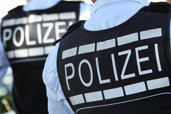 Meerane: Überfall auf Rentnerin - An einer Eingangstür eines Wohnhauses am Seiferitzer Schulweg ist es am Sonntagmittag zu einem Überfall gekommen.