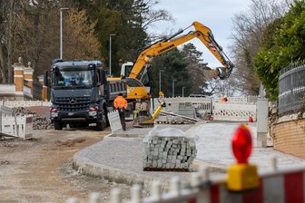Meerane und die „Dauer-Baustelle“ an der Schwanefelder Straße: Welcher Termin für die Verkehrsfreigabe angepeilt wird - Die Schwanefelder Straße in Meerane ist immer noch eine Baustelle. Seit November 2022 läuft der grundhafte Ausbau, der rund zwei Millionen Euro kostet.