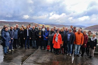 Meerane und Lörrach setzen „extrem angenehmen Austausch“ fort: Welche Ideen es für das Stadt-Jubiläum im Jahr 2024 gibt - Ein Gruppenfoto mit Teilnehmern am Städtepartnerschaftstreffen aus Lörrach und Meerane.