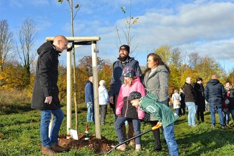 Meerane: Warum es neben den Zuckertüten auch noch eine Sommerlinde zum Schulanfang gab - Der siebenjährige Emil hat zum Schulanfang eine Sommerlinde bekommen. Zur Pflanzung wurde er von seinen Eltern und seiner großen Schwester in den „Meerchenwald“ begleitet.
