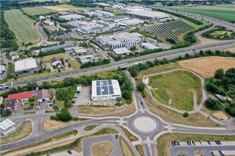 Meerane: Wichtige Zufahrt zum Einkaufszentrum bald dicht - Ab Kreisverkehr Industriepark (Foto) gelangen Autofahrer ab 17. Juli nicht mehr ins Einkaufszentrum im Meeraner Gewerbegebiet. Sie müssen wegen Bauarbeiten dann drei Wochen lang Umwege in Kauf nehmen.