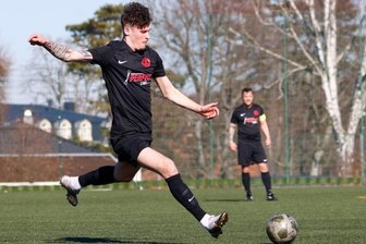 Meerane will Geduld beweisen - Julian Rudolph (vorn) und Steffen Vogel, der den Schuss im Spiel gegen Lichtenberg beobachtet, trafen zuletzt in Freiberg für den MSV. 
