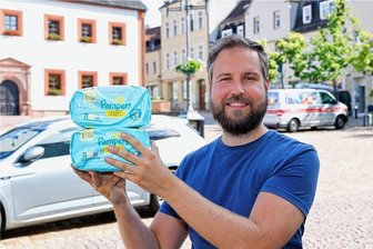 Meerane: Wo ein fruchtbares Wahlversprechen eingelöst wird - Der Bürgermeisterkandidat mit den Windel-Paketen: SPD-Mann Stefan Peetz hat ein Wahlkampfversprechen aus dem letzten Jahr eingelöst – obwohl er nicht im Rathaus sitzt.