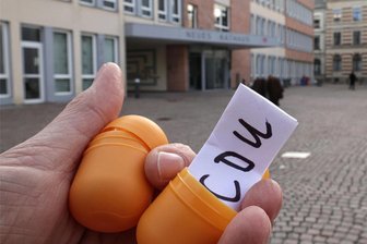 Meerane: Wo eine FDP-Frau mit einem Überraschungsei für Freude bei der CDU und für Enttäuschung bei der AfD sorgt - Überraschungseier im Stadtrat in Meerane: Nach einem Losentscheid geht der letzte Platz im Verwaltungsausschuss an die CDU.