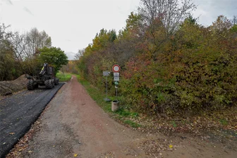 Meerane: XXL-Regenrückhaltebecken kommt neben Hochzeitswald - Am Hochzeitswald in Meerane wird eine Straße für die schweren Baumaschinen angelegt.