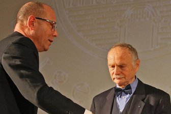 Meerane: Zwei ehemalige Bürgermeister zum Denkmaltag in Aktion - Der damalige Meeraner Bürgermeister Lothar Ungerer (links) zeichnet 2019 unter anderem Peter Ohl (rechts) für sein Wirken im Friedhofsförderkreis aus.