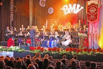 Meeraner Blasmusiker beenden Zwangspause - Verein hat neue Chefin - Der Blasmusikverein Meerane 1968 veranstaltete nach zwei Jahren Zwangspause in der Meeraner Stadthalle wieder sein traditionelles Jahreskonzert.