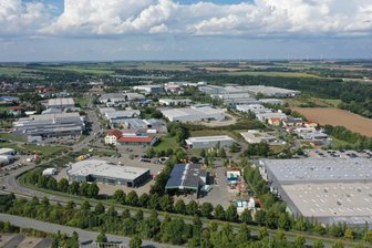 Meeraner Firma zieht ins Gewerbegebiet Crimmitschau - Der Immobilieninvestor Fuchs & Söhne, der ein 81.000 Quadratmeter großes Gelände im Gewerbegebiet Crimmitschau erworben hat, hat einen neuen Mieter: Die Contargo Network Logistics siedelt sich in dem umgebauten Einkaufszentrum an. 