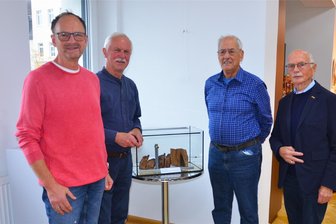 Meeraner Galerie zeigt Ausstellung zur Wende - Das Bild zeigt Till Ohl, Hans-Jürgen Illing, Georg Leistner und Dr. Peter Ohl (v. l.), die sich zur Soiree viel zu erzählen hatten.