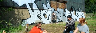 Meeraner Ifa-Brache als Spielwiese für Kreative - 
              <p class="artikelinhalt">Graffiti-Akteure nutzten die Fabrikgebäude an der Waldenburger Straße als Projektionsfläche ihrer Träume, von links André Gudenrath, Tasso und Denise Barthel.</p>
            