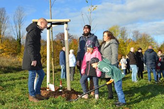 Meeraner Meerchenwald soll wieder wachsen: Anmeldung noch bis Mitte August möglich - Zur Pflanzaktion 2024 waren am Meeraner Meerchenwald Groß und Klein am Werk.