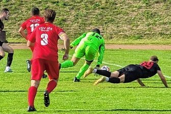 Meeraner mit Bruchlandung im Heimspiel - Die Meeraner kamen gegen Ifa Chemnitz meist einen Schritt zu spät. Hier verpasste erst Tom Viehweger (rechts) trotz vollen Körpereinsatzes den Ball nach einer Flanke und auch Julian Rudolph (links) konnte die Kugel nicht mehr erreichen.