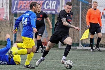 Meeraner setzen auf Freiburg-Mentalität - Können Julian Rudolph (am Ball) und seine Kollegen vom Meeraner SV Spitzenreiter Reichenbach ein Bein stellen?