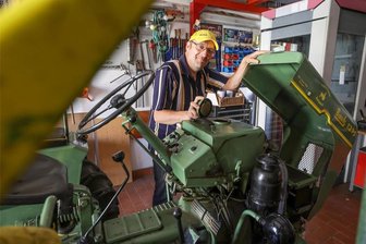 Meeraner Spenden-Traktor macht die 15.000 Euro voll - Udo Friedrich pflegt seinen „Bautz“, um noch lange Rundfahrten für einen guten Zweck anbieten zu können.