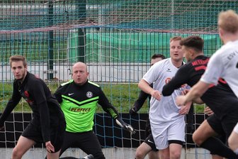 Meeraner SV: Bleibt Routinier auch in der Rückrunde im Kasten der Landesklasse-Mannschaft? - Behält auch bei viel Betrieb im Strafraum den Durchblick: MSV-Keeper Thomas Seidel.