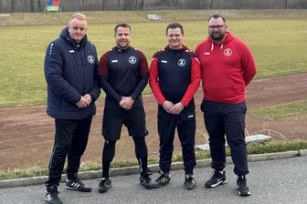 Meeraner SV klärt Trainerfrage und setzt künftig auf ein Duo mit zwei Assistenten - Steffen Vogel (2. v. l.) und Dennis Kloß (2. v. r.) bilden das neue Meeraner Trainer-Duo. Links ist Co-Trainer Olaf Wirth und rechts der sportliche Leiter des MSV, Kevin Seidel, zu sehen.