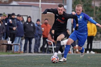 Meeraner SV klettert in der Fußball-Westsachsenliga auf Platz 2 - Julian Rudolph (links) war am Donnerstag einer der drei Meeraner Torschützen. Das Foto zeigt ihn in einem Spiel aus der Vorsaison.