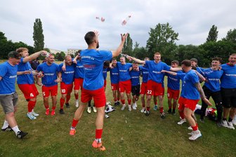 Meeraner SV nach der Rückkehr in die Fußball-Landesklasse: „Wir wissen, was auf uns zukommt“ - So sehen Aufsteiger aus: Die erste Männermannschaft des Meeraner SV feierte nach einem Sieg gegen den VfB Empor Glauchau II die Rückkehr in die Fußball-Landesklasse.