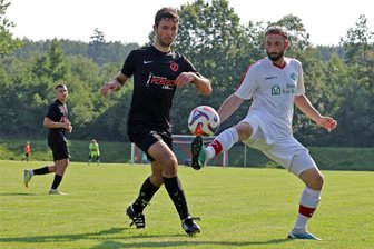 Meeraner SV schlägt in Unterzahl eiskalt zu - Philipp Schick (links) - hier im Heimspiel gegen den FSV Limbach-Oberfrohna - erzielte in Stollberg den Siegtreffer für den Meeraner SV.