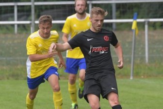 Meeraner SV setzt Serie fort - Max Käßner (am Ball) musste in der Meeraner Zentrale einige Zweikämpfe gegen die Mülsener führen. Er belohnte sich und seine Mannschaft in der Nachspielzeit mit dem 2:0-Siegtor.