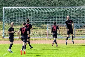 Meeraner SV: Traumtor reicht nicht zum Sieg - Aus 25 Metern zimmerte MSV-Kapitän Felix Petzold (rechts) den Ball gegen Oelsnitz zum 3:2-Zwischenstand in den Winkel. Doch die Gäste hatten noch einen Pfeil im Köcher.