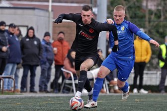 Meeraner SV: Warum die Landesklasse-Fußballer im März kein Heimspiel absolvieren - Julian Rudolph (links) und seine Mitspieler vom Meeraner SV müssen über einen Monat auf ihr nächstes Heimspiel warten. Hier ist der Stürmer in einem Zweikampf mit Paul Ficker vom SV Auerhammer zu sehen.