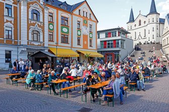 Meeraner „Tastenspiel“: Ansturm bleibt aus, Begeisterung gibt es trotzdem - Am späten Samstagnachmittag hielt sich das Besucherinteresse auf dem Teichplatz in Grenzen – obwohl das Wetter mitspielte.