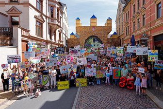 Meeraner verpassen das Flashmob-Ziel – sind aber trotzdem begeistert - Rund 400 Meeraner mit vielen Dankeschön-Schildern kamen am Sonntagvormittag ans Stadttor.