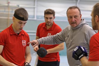 Meeranes Bürgermedaillenträger Steffen Jahn freut sich auch im B-Team auf die Hockey-Europameisterschaft der Masters in Nottingham - Hockeytrainer Steffen Jahn (3. von links) wird sich in dieser Woche seine Torwart-Ausrüstung überstreifen und selbst das Feld betreten.