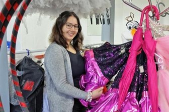 Meeta-Girls: In den Tanzräumen reicht der Platz nicht mehr aus - Papas Hilfe erfreut Maria Walter.