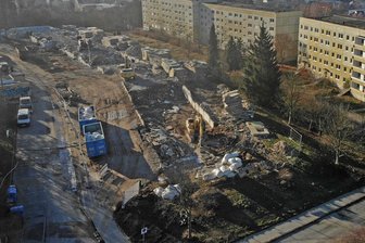 Mega-Abriss in Werdau: 100 Wohnungen weniger und mehr Platz für Neues - Am Werdauer Kranzberg sind innerhalb kurzer Zeit drei DDR-Plattenbauten verschwunden.