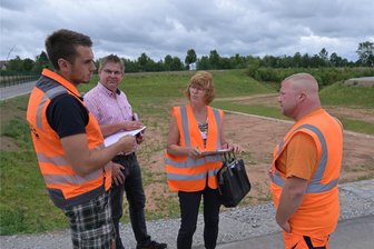 Mega-Baustelle am Zwickauer A-72-Zubringer abgeschlossen - Robin Greiner von der Meeraner Baufirma TIWAS, Jörg Schwarz vom Reinsdorfer Ortsbauamt, Margit Schmidt vom Landesamt für Straßenbau und Verkehr und Daniel Fritzsche (v.l.n.r.) von der Straßenmeisterei Landkreis Zwickau bei der Abnahme.