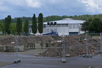 Mega-Baustelle vor Zwickauer Stadthalle: Arbeiten für Solar-Dach haben begonnen - Der Parkplatz der Stadthalle ist aktuell eine Baustelle. Dort entstehen die Fundamente für die geplante Anlage, die künftig das Areal überspannen soll.