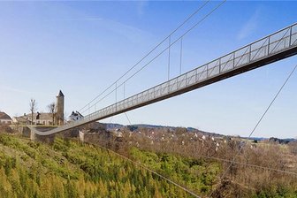Mega-Brücke übers Höllental soll 300.000 Besucher pro Jahr anziehen - So könnte die 1000 Meter lange Hängebrücke über das oberfränkische Höllental aussehen – im Hintergrund die Stadt Lichtenberg. Baubeginn soll 2027 sein.