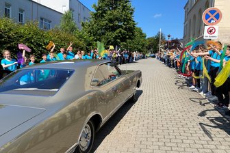 Mega-Empfang für Reichenbacher Schulleiterin: „So einen Tag wünsche ich jeder Schule im Land“ - Die Weinhold-Schüler stehen Spalier, als Iris Grundmann im Oldsmobile an ihre Schule chauffiert wird. Wenig später folgte in der Turnhalle der Schule ein Abschieds-Programm für die langjährige Schulleiterin - zu den Gästen gehörte auch die designierte Nachfolgerin von Iris Grundmann.